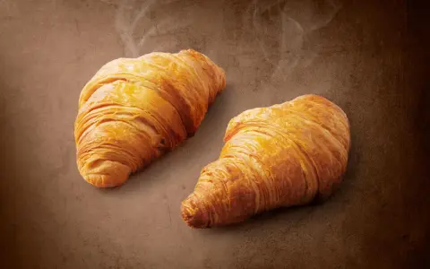Dwa złociste, parujące croissanty. Zastanawiasz się, ile kalorii ma croissant z Lidla?