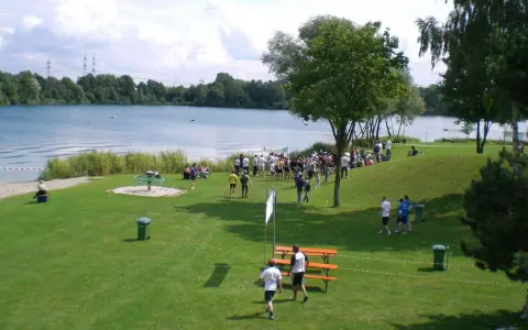 Menschen genießen einen sonnigen Tag am See in Deutschland.