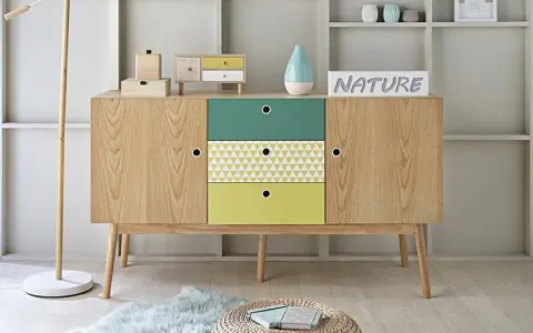 Un meuble en bois aux tiroirs colorés, parfait pour refaire votre intérieur avec style.