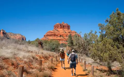 Wędrówka do Bell Rock w Arizonie, najpiękniejszym stanie USA. Czerwone skały i błękitne niebo.
