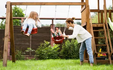 Jak bawić się z dzieckiem na dworze? Pomysły na każdą pogodę!