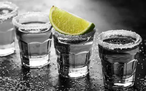 Szklanki z solą i limonką, gotowe do tradycyjnego sposobu, jak się pije tequila.