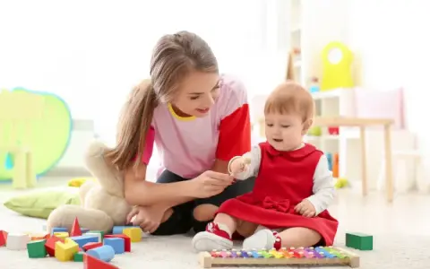 Ile zarabia opiekunka w żłobku państwowym? Zaskakujące fakty o wynagrodzeniu