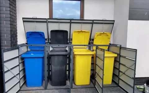 Cztery pojemniki na śmieci: niebieski, czarny i dwa żółte. To ile pojemników na śmieci na osobę?