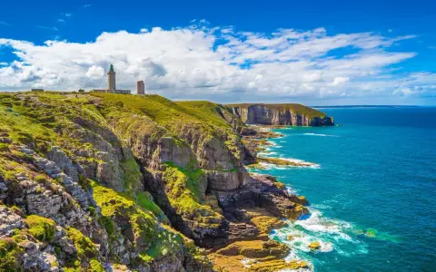 Vue spectaculaire des falaises et phares du Cap Fréhel. Idéal pour savoir que faire au Cap Fréhel : randonnée, photos, contemplation.