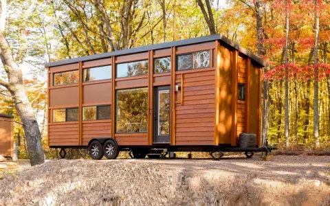 Mobil home de madera en otoño, ideal para disfrutar del paisaje con la mejor calefacción para mobil home.