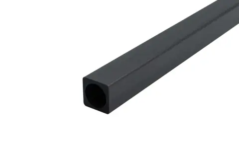 Ein schwarzes, quadratisches Carbonrohr mit rundem Innendurchmesser, das diagonal von rechts unten nach links oben verläuft.