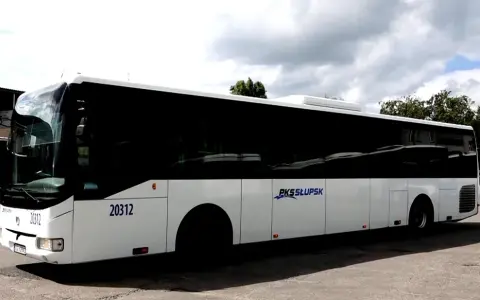 Biały autokar PKS Słupsk z numerem 20312 gotowy do podróży z Ustki do Jarosławca.