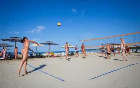 Gra w siatkówkę na plaży w Valalta naturist camp. Słońce, piasek i sportowa rywalizacja w wolności.