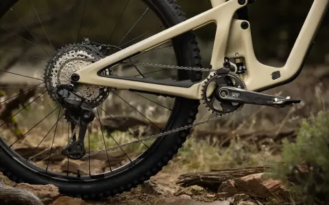 Tylna przerzutka i kaseta roweru górskiego z napędem Shimano Deore XT.