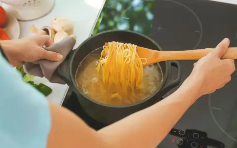 Czy wodę na makaron się soli, aby poprawić smak potrawy?