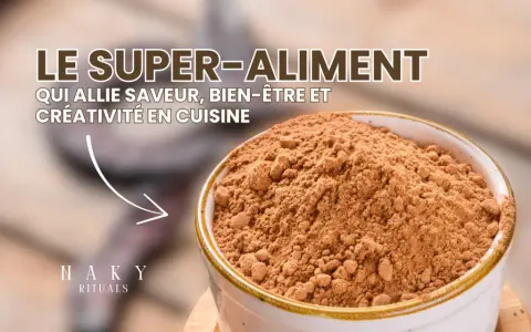 Poudre de caroube dans un bol, un super-aliment aux multiples bienfaits pour la cuisine, le bien-être et la créativité.