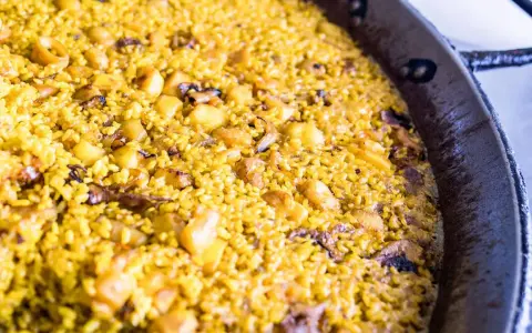 Arroz a banda recién hecho, con trozos de patata y marisco, listo para disfrutar.
