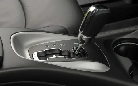 Dźwignia zmiany biegów w Fiat Freemont. Zastanawiasz się nad koszt naprawy skrzyni automatycznej?