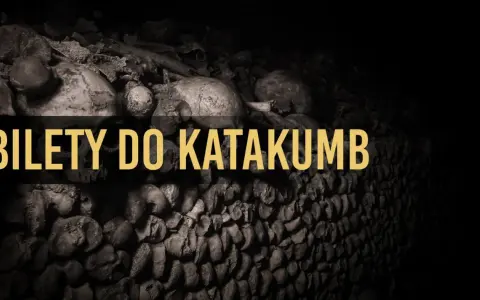 Paryskie katakumby: ściany z ludzkich kości i czaszek, z napisem "BILETY DO KATAKUMB". Mroczna atmosfera podziemi.