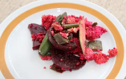 Rote Bete mit pinkem Couscous und grünen Bohnen, ein farbenfrohes Gericht, das auch einem Kleinkind schmecken würde.