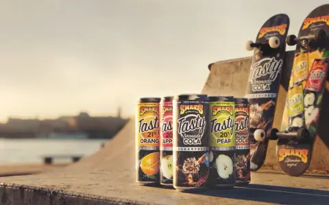 Smakis iste recept med smak av apelsin, äpple och päron. Två skateboards står lutade mot en betongkant i solnedgången.