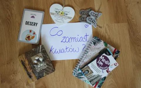 Karty z deserami, książka "Mediolan i Jeziora", serce z cytatem i ozdobne motyle – pomysły na to, co zamiast kwiatów na ślub.