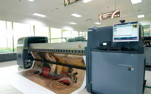 Duży, nowoczesny ploter drukujący HP Scitex LX800 z wydrukiem na płachcie.