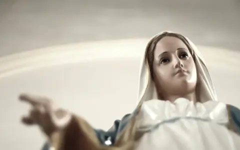 Figurka Matki Boskiej z wyciągniętym palcem, jakby odpowiadała na pytanie, czy Maryja miała więcej dzieci.