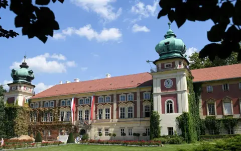 Pałac w Mosznej, gdzie nagrywano "Trędowatą", z zielonymi wieżyczkami i ogrodem.