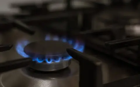 Llama azul en un quemador de cocina, como al dar de alta el gas por primera vez.
