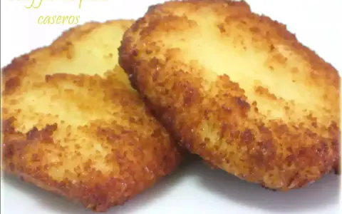 Dos deliciosos nuggets caseros dorados y crujientes, listos para disfrutar.