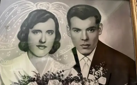 Para świętująca diamentowe gody, ile to lat? 60 lat wspólnego życia, uwiecznione na portrecie ślubnym.