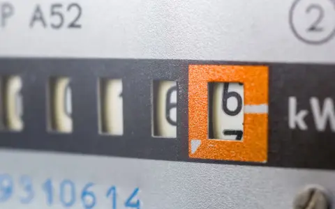 Liczniki energii elektrycznej, w tym taryfa budowlana, pokazują zużycie w kWh. Widoczne cyfry 6 i 1.