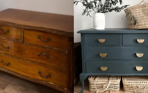 Un mueble antiguo de madera, antes y después de restaurar. Ahora es un tocador azul oscuro con tiradores dorados, listo para una nueva vida.