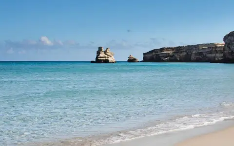 Acque cristalline e scogliere suggestive vicino alla Torre dell'Orso.