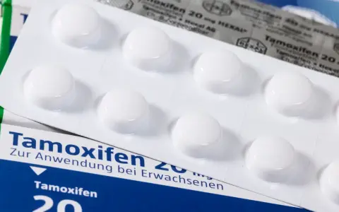 Tamoxifen-Tabletten im Blister und auf der Verpackung. Neue Erkenntnisse zu Tamoxifen sind wichtig für die Behandlung.
