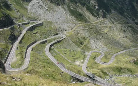 Kręta droga w górach, idealna na gotowe trasy motocyklowe. Wiele zakrętów i malownicze widoki.