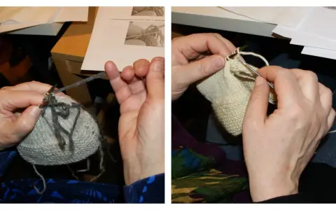 Händer stickar med garn och stickor. Instruktioner syns i bakgrunden. Man kan se hur man ska sticka upp maskor.
