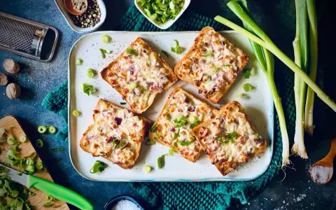 Herzhafte überbackene Brote mit Zwiebeln und Speck – tolle Ideen für ein schnelles Abendessen!