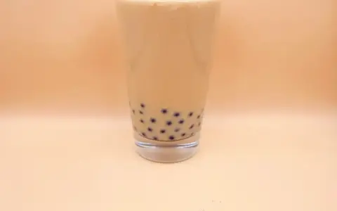 Pyszny bubble tea w szklance, idealny na upalne dni. Dowiedz się, jak zrobić go w domu!