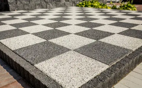 Szachownica z płyt chodnikowych 50x50. Zastanawiasz się, ile waży płyta chodnikowa 50x50?