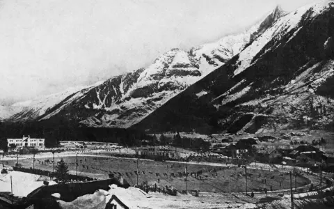 Zimowe igrzyska olimpijskie 1924 w Chamonix. Widok na ośnieżone góry i miasteczko z obiektami sportowymi.