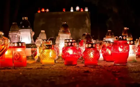 Płonące znicze na cmentarzu. Warto pamiętać, dlaczego nie wolno palić zniczy na pogrzebie, by nie zakłócać spokoju zmarłych.