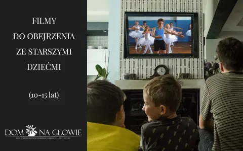 Dwóch chłopców ogląda na ekranie film o balecie. To mądre filmy warte obejrzenia z dziećmi w wieku 10-15 lat.