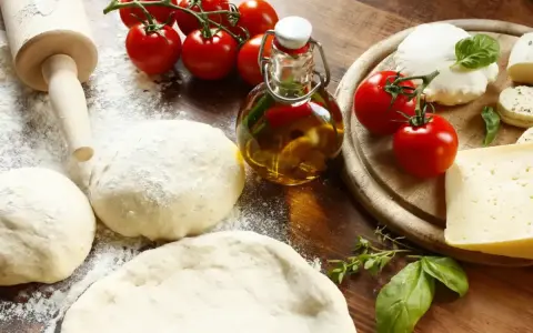 Pâte à pizza moelleuse rapide : le secret d'une réussite express