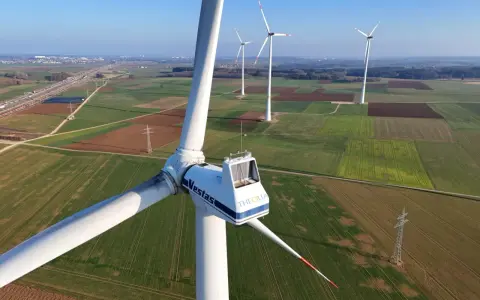 Windräder im Feld, ein Zeichen für saubere Energie. Diese onshore wind Anlagen erzeugen Strom aus Windkraft.