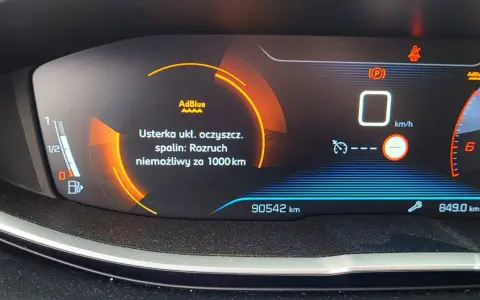 Awaria AdBlue, możliwe krystalizacja. Rozruch niemożliwy za 1000 km. Wskaźnik paliwa niski.