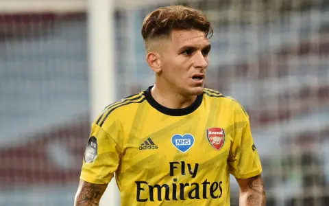El uruguayo del Arsenal, Lucas Torreira, con su icónica camiseta amarilla, luce concentrado en el partido.