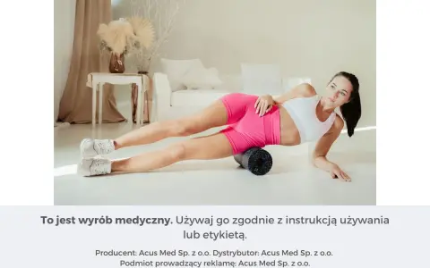 Kobieta wykonuje rolowanie po bieganiu na wałku do masażu.