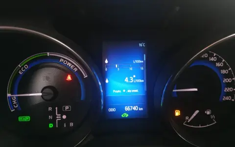Toyota Auris Hybrid: Bak 45 czy 55 litrów? Zasięg zaskakuje!