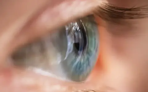 Occhio umano con iride verde-blu, ciglia scure. La sera vedo sfocato, ma questo dettaglio è nitido.