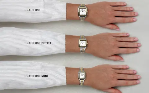 Tre orologi da polso con quadrante bianco e lunetta in oro e argento, indossati da tre braccia.