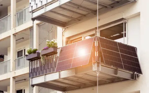 Balkonkraftwerk mit Speicher anmelden: Solarmodule auf einem Balkon, daneben Blumenkästen.