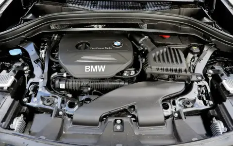 Silnik BMW X1 F48 TwinPower Turbo. Choć marka słynie z niezawodności, warto znać potencjalne wady tego modelu.